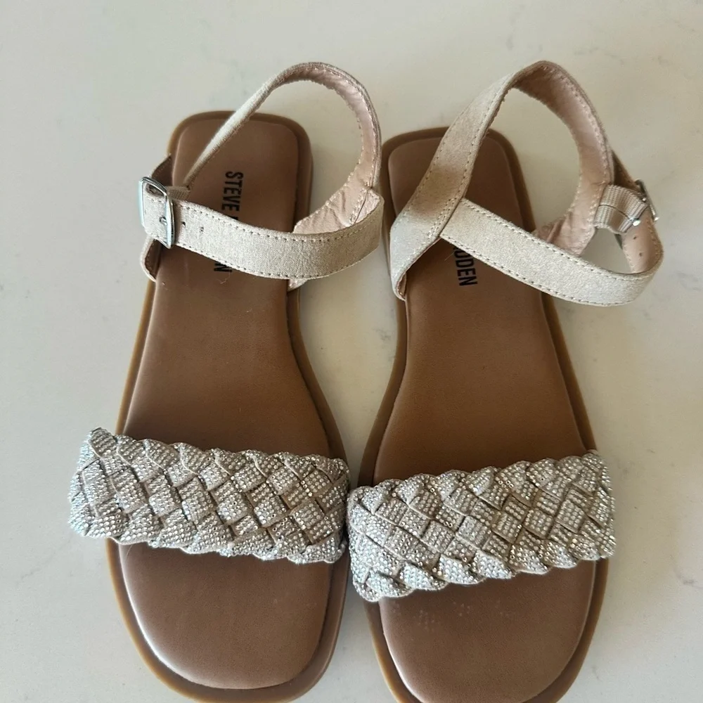 Steve Madden Girls’ Noah Girls Flat Sandal Size: 2